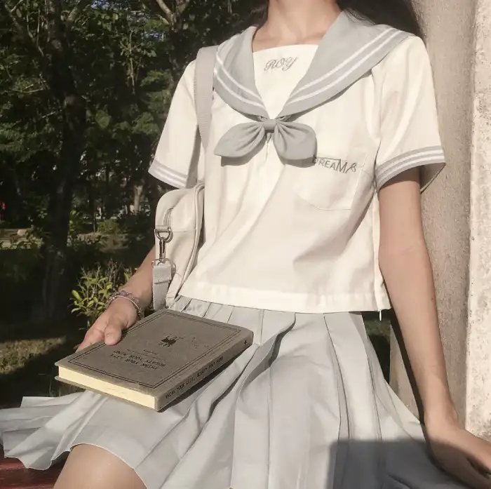 沙滩上的夏娃